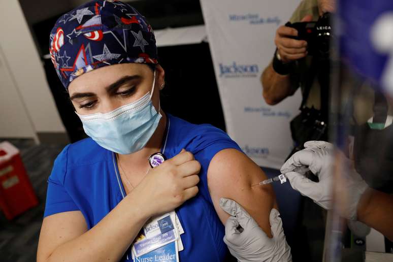 Profissional de saúde recebe dose da vacina da Pfizer-BioNTech contra Covid-19, em Miami
15/12/2020
REUTERS/Marco Bello