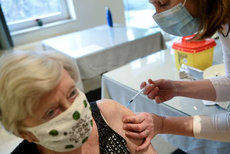 Idosa recebe dose da vacina da Pfizer-BioNTech contra Covid-19 em Bruxelas
13/01/2021
REUTERS/Johanna Geron