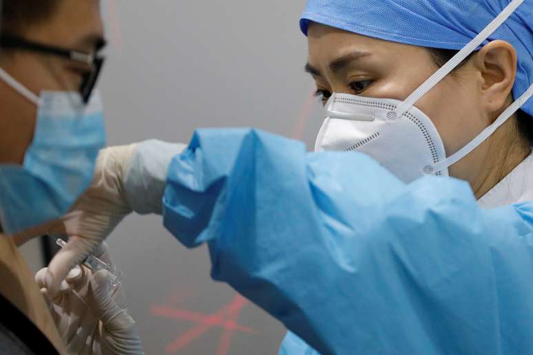 Vacinação contra a Covid-19 em Pequim
15/01/2021
REUTERS/Carlos Garcia Rawlins