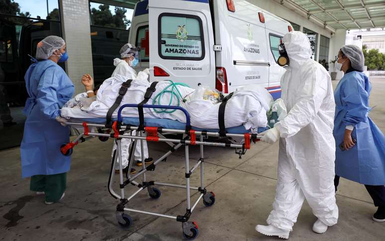 Trabalhadores da saúde em hospital em Manaus, no Estado do Amazonas, que vivencia novo surto da Covid-19. 14/01/2021. REUTERS/Bruno Kelly. 

