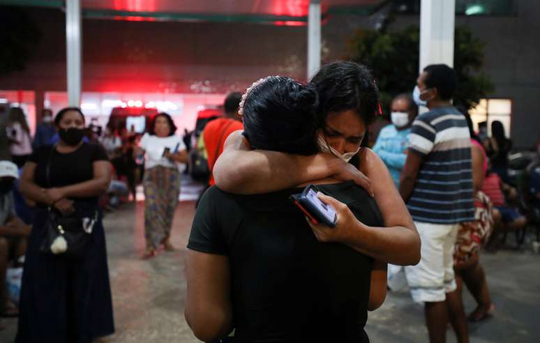 Parentes de paciente internado em Hospital 28 de Agosto em Manaus
14/1/2021 REUTERS/Bruno Kelly