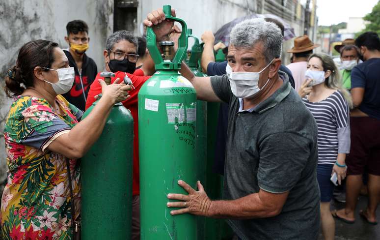 Parentes de pessoas doentes tentam recarregar cilindros de oxigênio em empresa privada em Manaus (AM) 
15/01/2021
REUTERS/Bruno Kelly