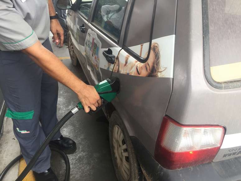 Carro sendo abastecido com combustíveis em um posto em Cuiabá, no Brasil
REUTERS/Marcelo Teixeira