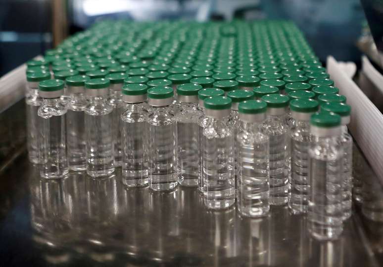 Recipientes de vacina da AstraZeneca no Serum Institute da Índia
30/11/2020
REUTERS/Francis Mascarenhas