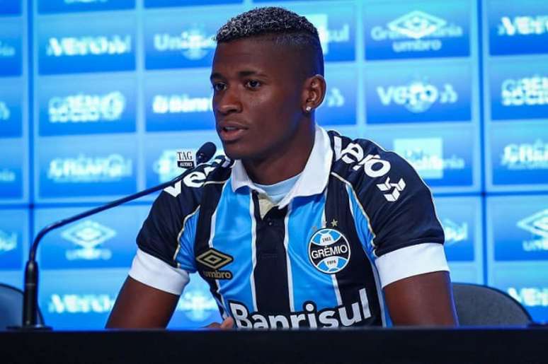 O Grêmio, onde atuou em 2020, é um dos clubes interessados no futebol do lateral colombiano-(Foto: Lucas Uebel/Grêmio FBPA)