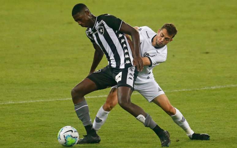 Matheus Babi volta ao time titular do Botafogo (Foto: Vitor Silva/Botafogo)