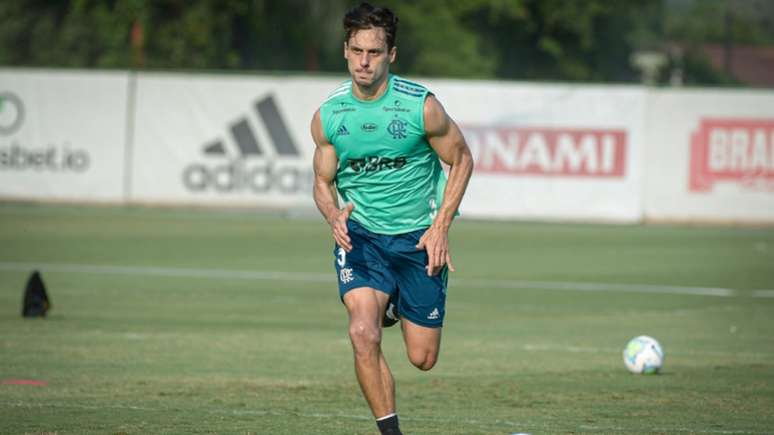 Rodrigo Caio em ação durante atividade no Ninho do Urubu (Foto: Alexandre Vidal / Flamengo)