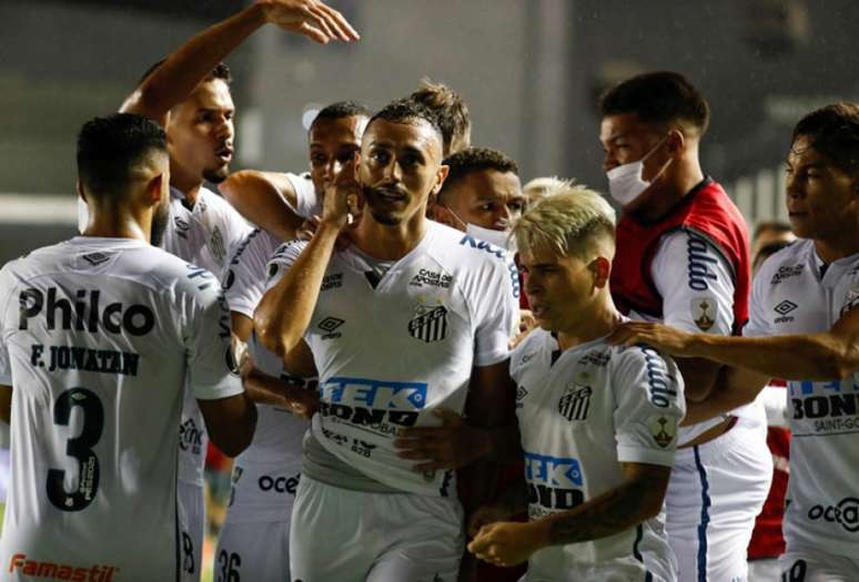 Jogadores do Santos comemoram gol na semifinal diante do Benfica (Foto: AFP)