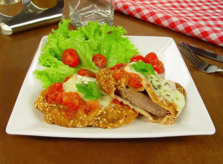 Guia da Cozinha - Receitas de bife &agrave; parmegiana que voc&ecirc; precisa provar