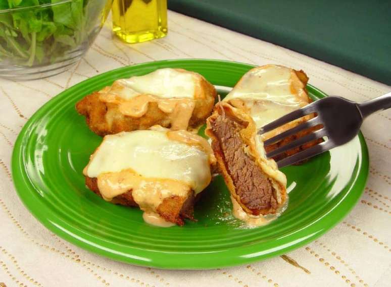 Guia da Cozinha - Receitas de bife &agrave; parmegiana que voc&ecirc; precisa provar