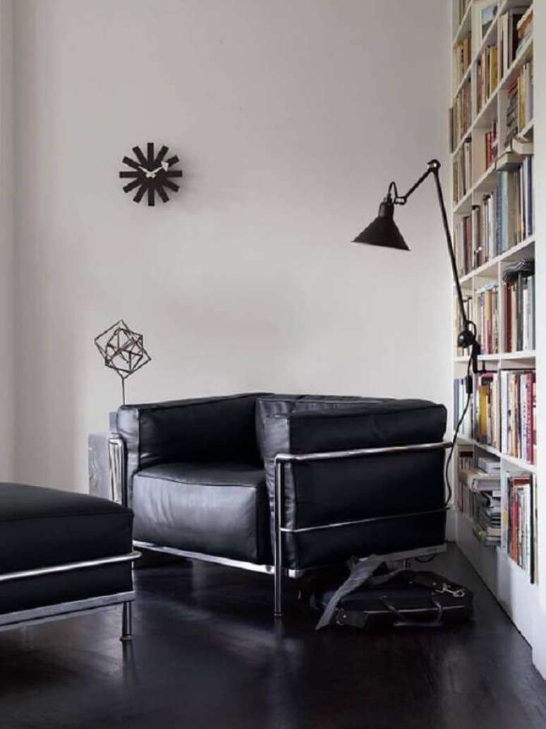 11. Decoração de cantinho de leitura com poltrona de couro preta moderna – Foto: Pinterest