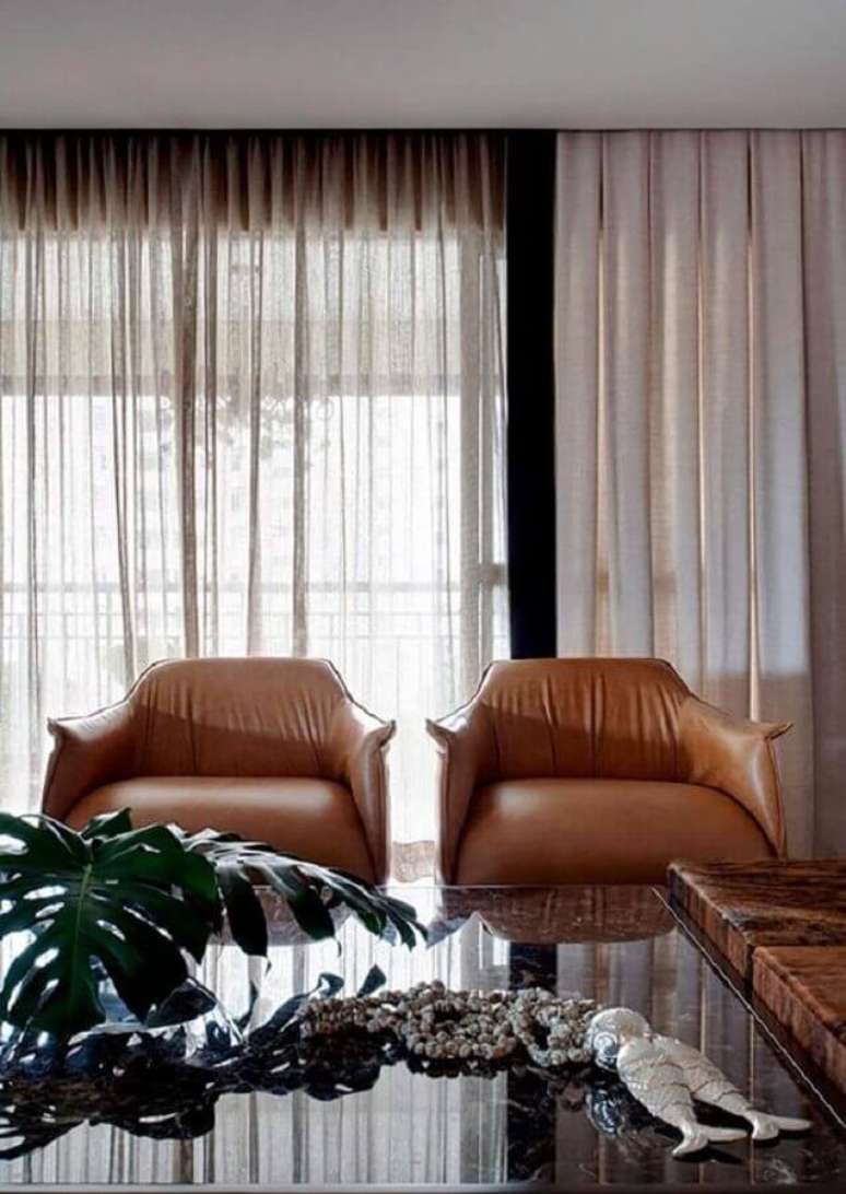 16. Decora&ccedil;&atilde;o com poltrona de couro para sala de estar &ndash; Foto: RP Est&uacute;dio