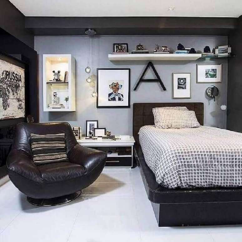 17. Decoração de quarto cinza com confortável poltrona de couro preta – Foto: Pinterest