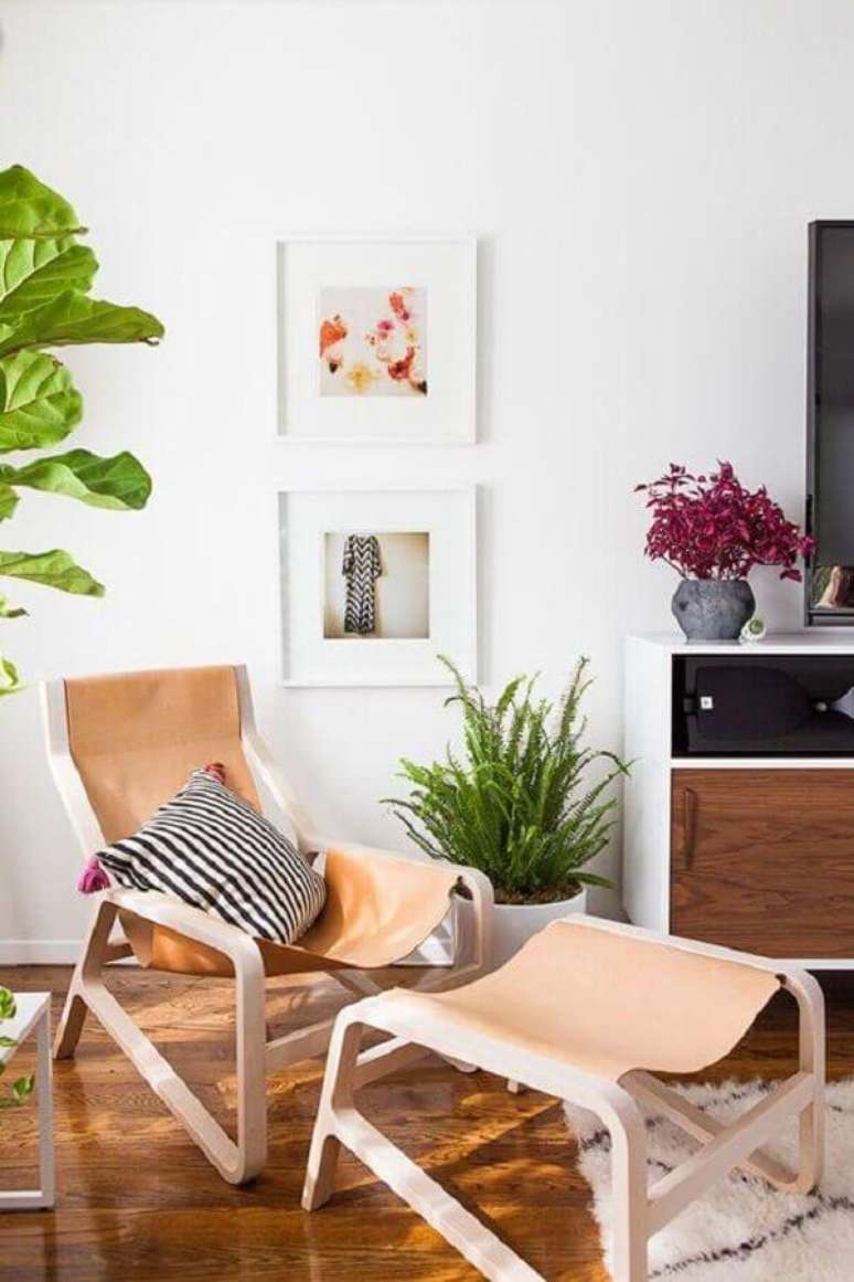 26. Decoração clean para sala de TV com poltrona de couro marrom clara – Foto: Cut & Paste