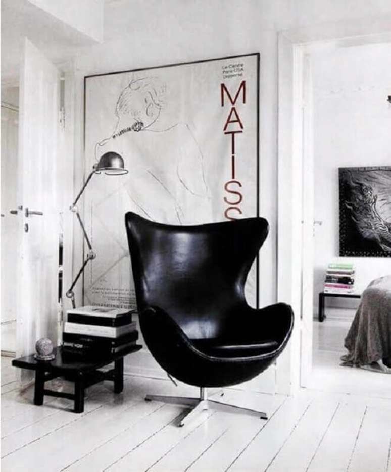 5. Decoração simples para sala branca com poltrona de couro preta – Foto: Casa de Valentina