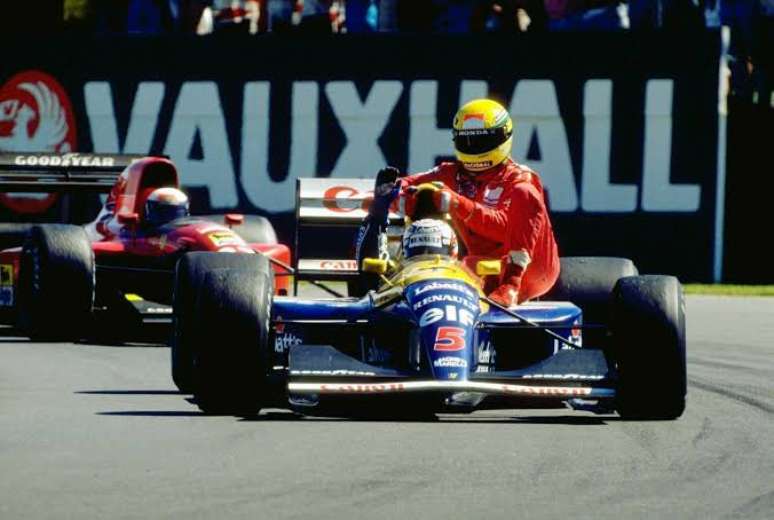 Mansell dá carona a Senna ao final do GP da Inglaterra.