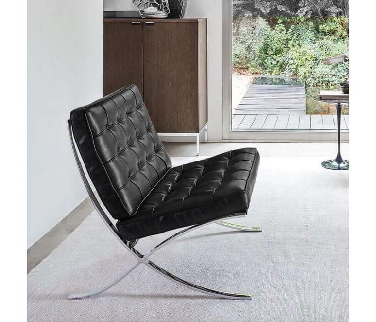32. Decora&ccedil;&atilde;o com poltrona de couro preta moderna com estrutura de metal &ndash; Foto: Pinterest