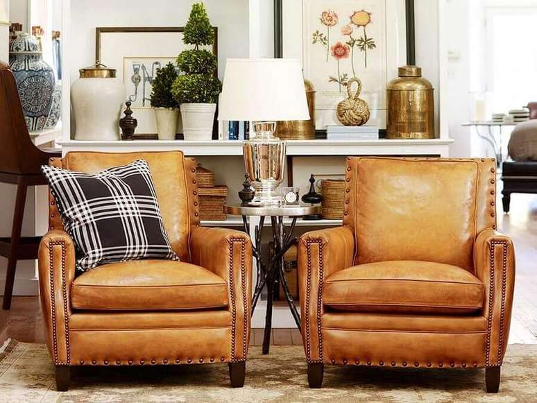 1. Decoração com poltrona antiga de couro para sala de estar clássica – Foto: Living Home