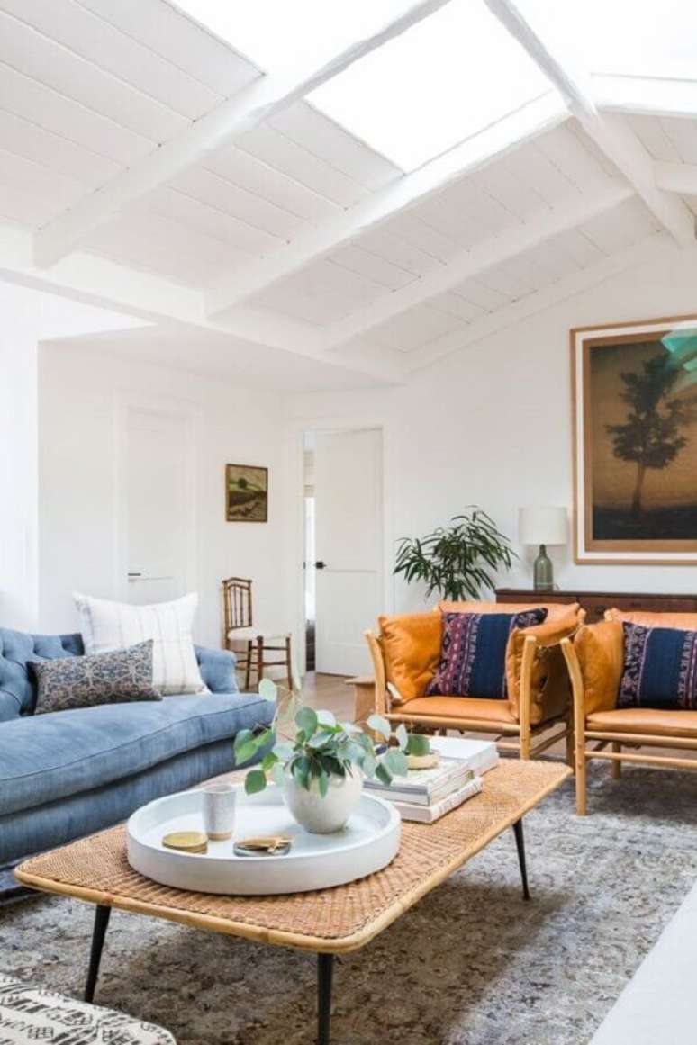 36. Poltrona de couro para sala de estar branca decorada com sofá azul claro – Foto: Apartment Therapy