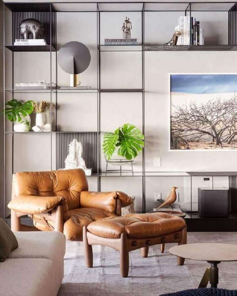 40. Sala moderna decorada com poltrona de couro caramelo e estante industrial &ndash; Foto: Pinterest