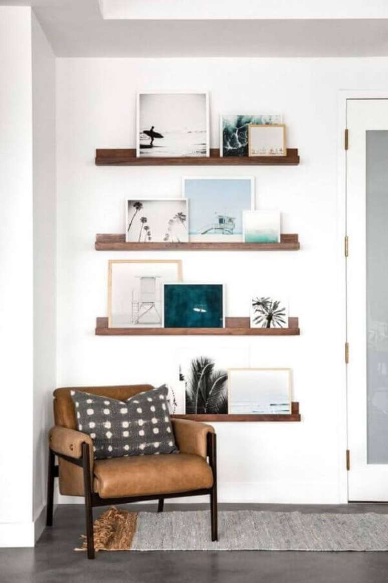 51. Decora&ccedil;&atilde;o com prateleiras de madeira e poltrona e couro marrom &ndash; Foto: west elm