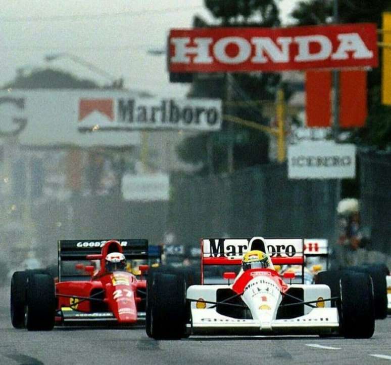 Senna, à frente de Prost na corrida de estreia, o GP dos EUA.