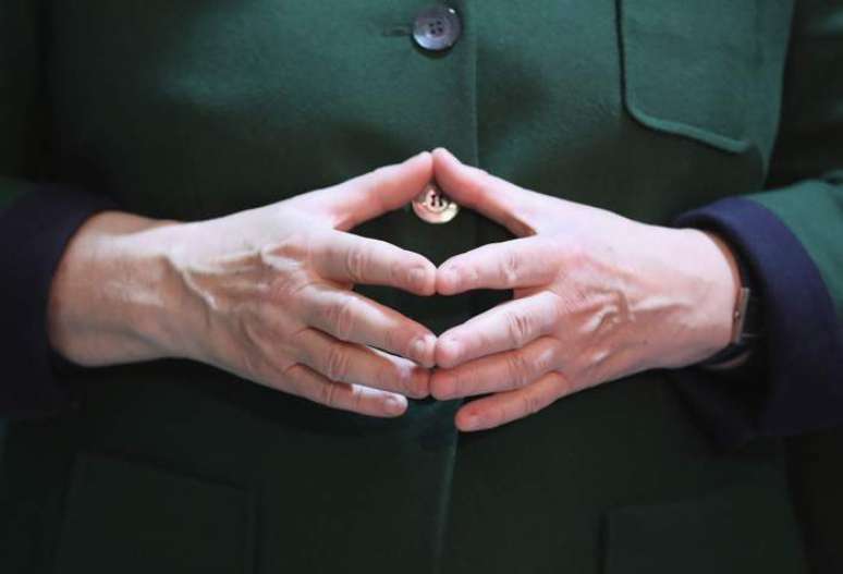 O gesto 'em diamante' que se tornou marca da primeira-ministra chegou a estampar outdoors de campanha em 2013