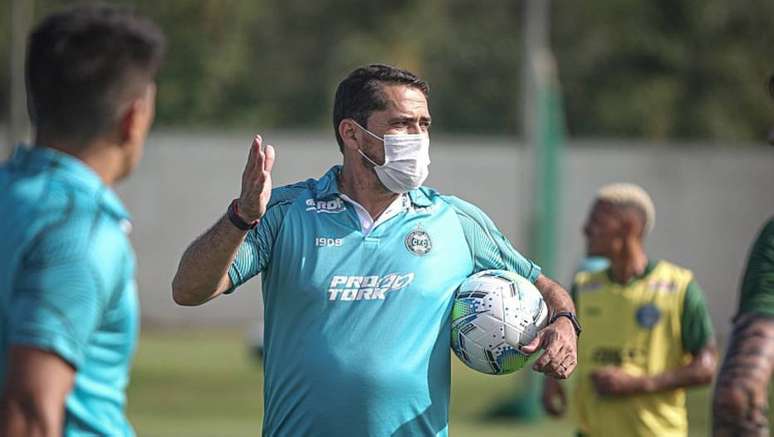 Técnico Gustavo Morínigo fará sua estreia à beira do campo pelo Coritiba