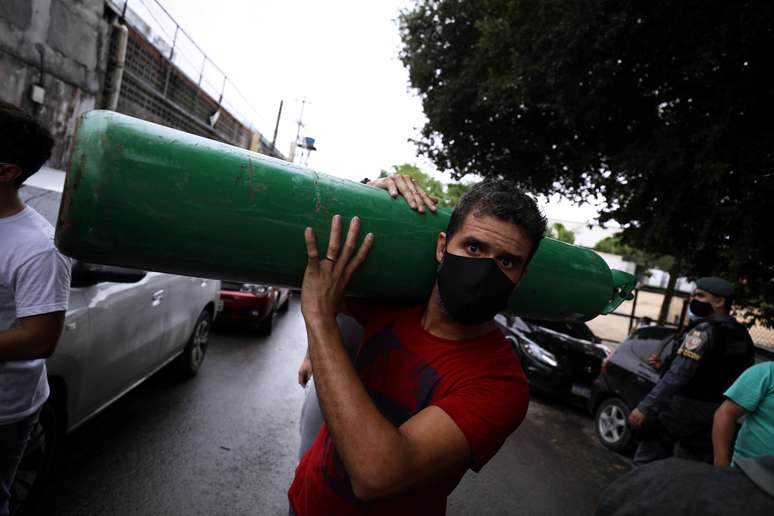 Parentes de pessoas doentes tentam recarregar cilindros de oxigênio em empresa privada em Manaus (AM) 
15/01/2021
REUTERS/Bruno Kelly