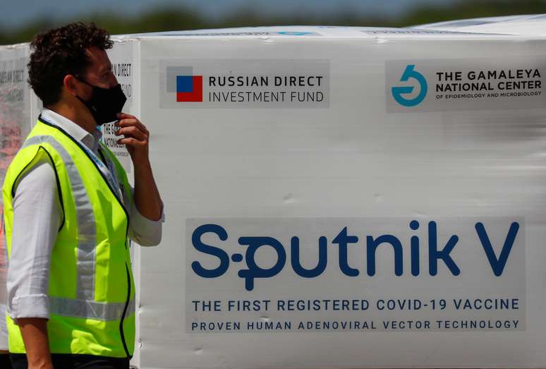 Doses da vacina Sputnik V contra Covid-19 chegam a aeroporto de Buenos Aires. 16/1/2021. REUTERS/Agustin Marcarian