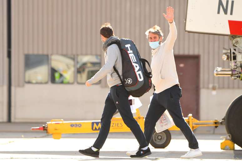 Jogadores de tênis e comissão deixam voo procedente de Doha para Melbourne para participarem do Australian Open. 14/1/2021.  AAP Image/James Ross via REUTERS  
