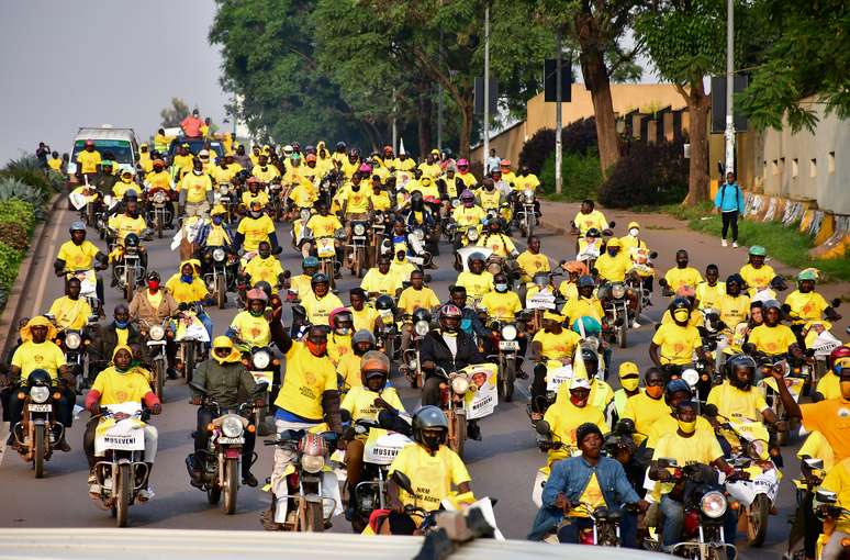 Apoiadores do presidente de Uganda Yoweri Museveni comemoram vitória em eleição.  16/1/2021. REUTERS/Abubaker Lubowa