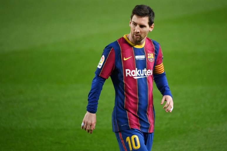 Lesionado, Messi pode ficar de fora da decisão da Supercopa da Espanha (Foto: LLUIS GENE / AFP)