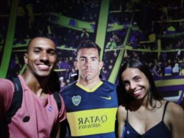 Lucas Braga em selfie com a imagem de Tevez na Bombonera(Foto: Reprodução Instagram)