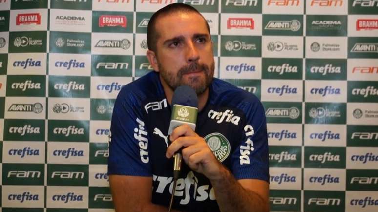 João Martins exaltou grande primeiro tempo do Verdão, em coletiva de imprensa (Foto: Reprodução)