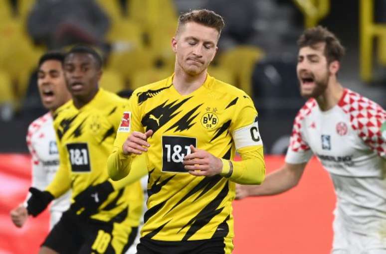 Reus cobrou pênalti para fora (Foto: Ina Fassbender / POOL / AFP)