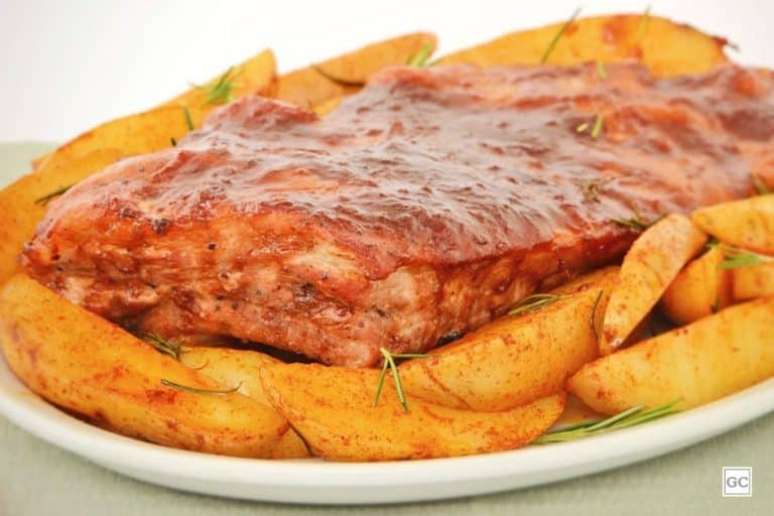 Guia da Cozinha - Costelinha suína com molho barbecue e batatas rústicas