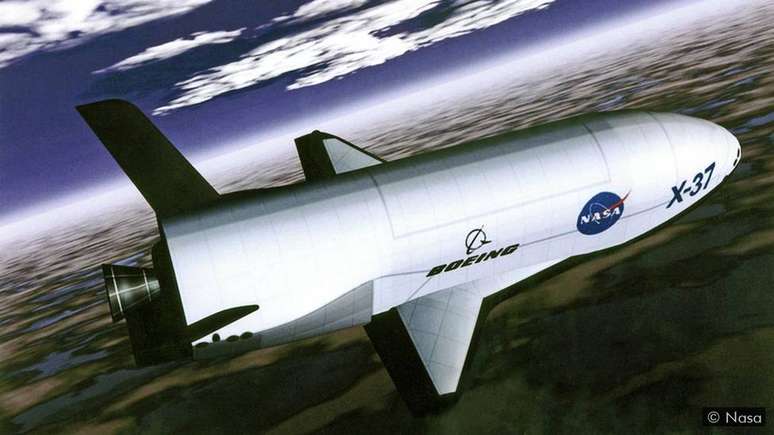 Avião espacial Boeing X-37B pode um dia lançar minúsculos satélites capazes de realizar algumas das missões do U-2
