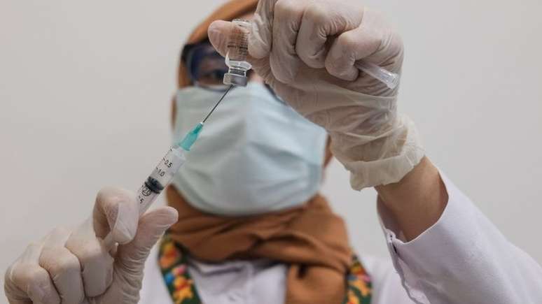 Dose da Sinovac sendo aplicada na Turquia; no último domingo, Anvisa deu aval para uso da vacina no Brasil