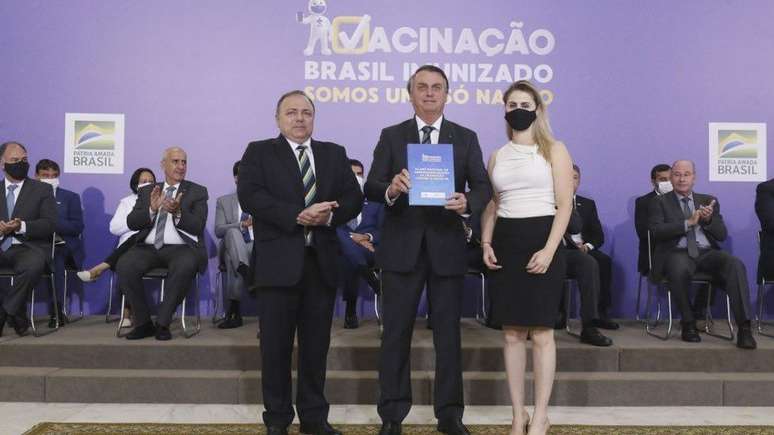 Pazuello e Bolsonaro no lançamento do Plano de Imunização, em 16 de dezembro; governo não definiu data específica para iniciar a campanha, mas ministro tem dito que pretende começá-la em 20 de janeiro