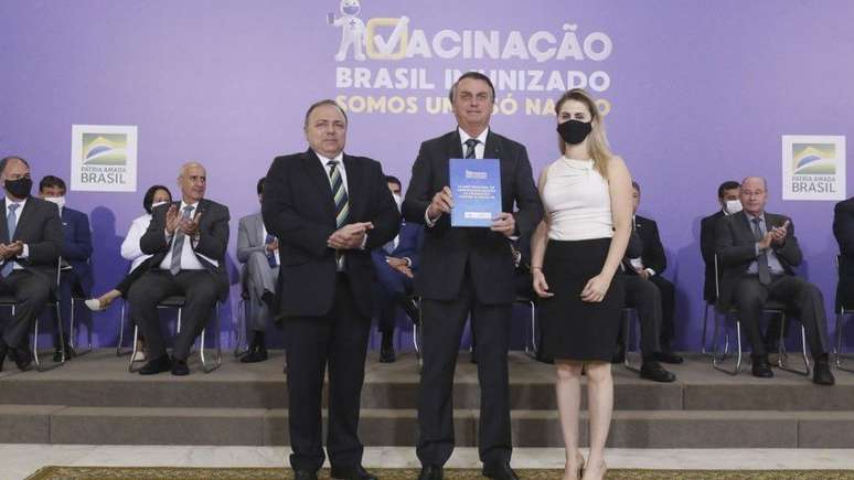 Pazuello e Bolsonaro no lan&ccedil;amento do Plano de Imuniza&ccedil;&atilde;o, em 16 de dezembro; governo n&atilde;o definiu data espec&iacute;fica para iniciar a campanha, mas ministro tem dito que pretende come&ccedil;&aacute;-la em 20 de janeiro