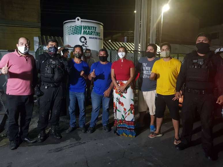 Voluntários da SOS Amazonas acompanham entrega dos cilindros de oxigênio para Manaus