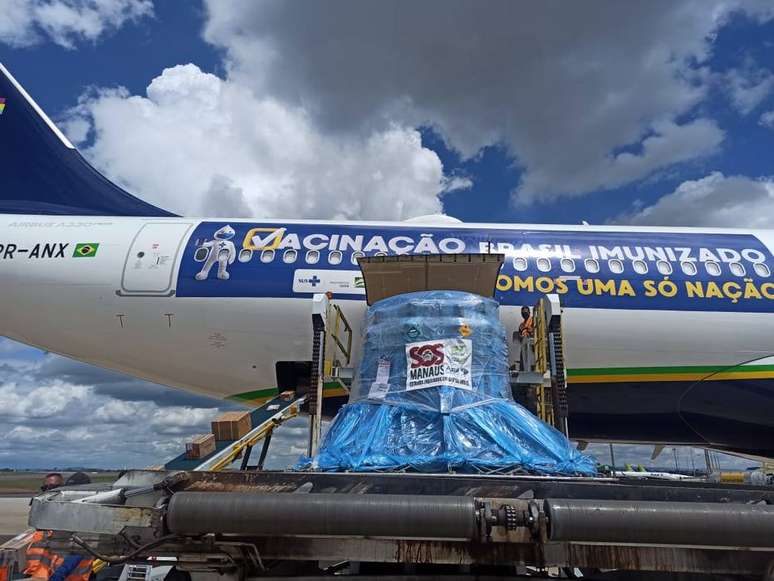 Avião da Azul, que buscaria vacina contra a covid-19 na Índia, chegou a Manaus na tarde de sábado com 40 cilindros de oxigênio