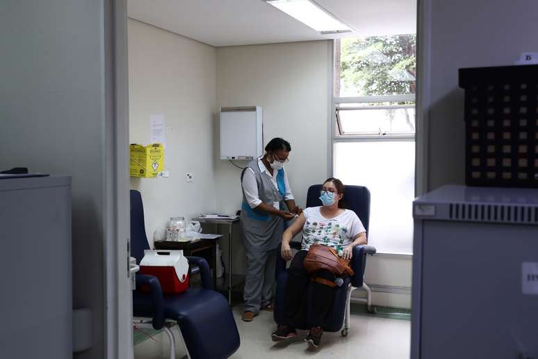 Voluntária recebe vacina no Instituto Emílio Ribas, em São Paulo 
 11/12/2020 REUTERS/Amanda Perobelli