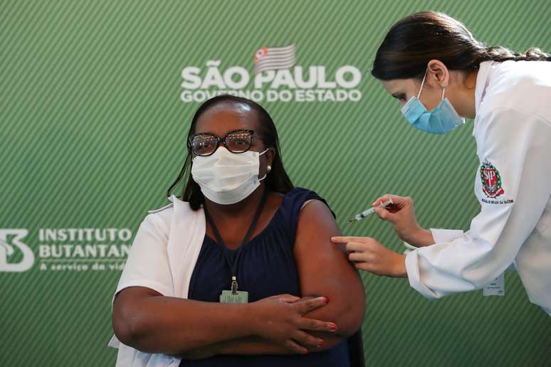 Enfermeira Mônica Calazans recebe CoronaVac no Hospital das Clínicas, em São Paulo
17/1/202. REUTERS/Amanda Perobelli