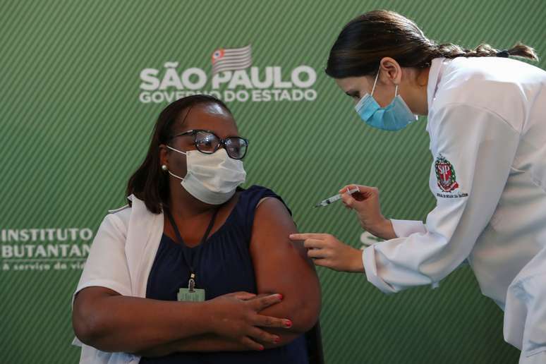 Enfermeira Mônica Calazans, 54, recebe CoronaVac em São Paulo 
 17/1/2021 REUTERS/Amanda Perobelli