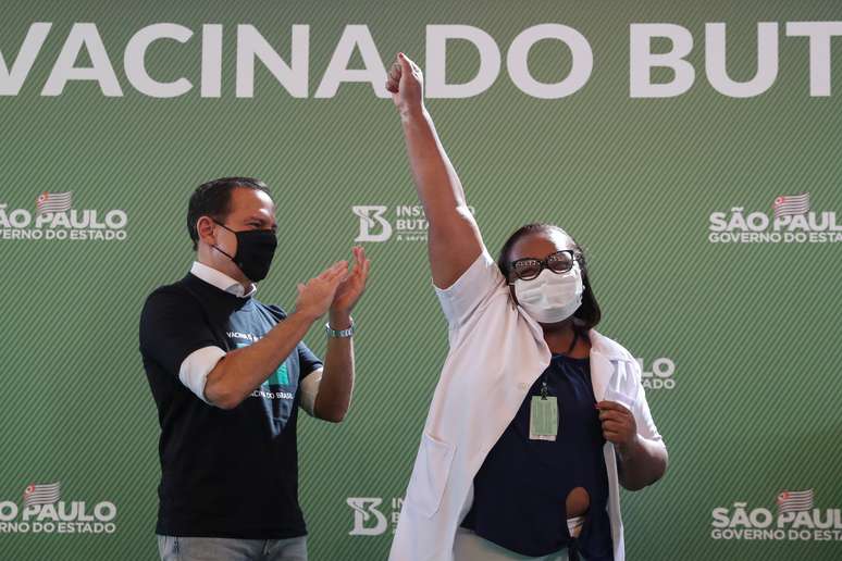 Enfermeira Mônica Calazans, 54, comemora, ao lado do governador João Doria, após receber vacina contra Covid-19 no Hospital das Clínicas 
 17/1/ 2021 REUTERS/Amanda Perobelli