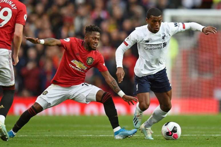 Os dois maiores vencedores da Premier League, Liverpool e United se enfrentam neste domingo (Foto: OLI SCARFF / AFP)