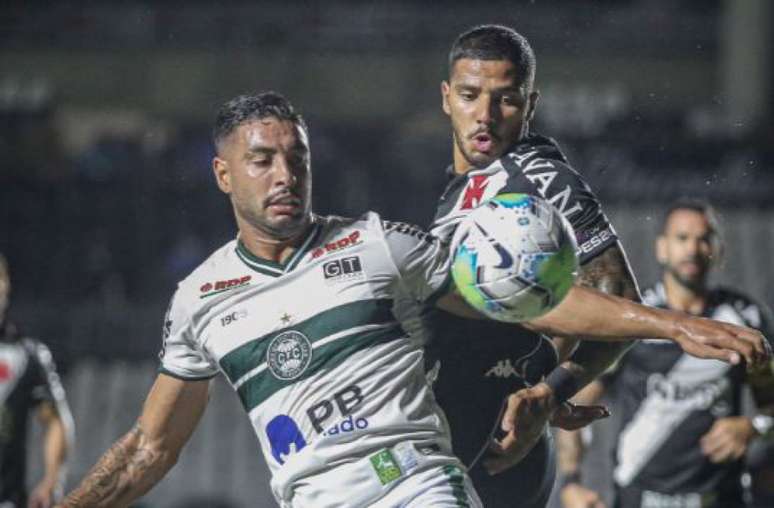 Vasco jogou com menos um desde os 29 do primeiro tempo e foi derrotado pelo Coritiba (Foto: Divulgação/Coritiba)