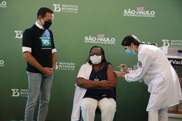 Mônica Calazans, a primeira vacinada no país, é corintiana fanática (Foto: Governo do Estado de São Paulo)